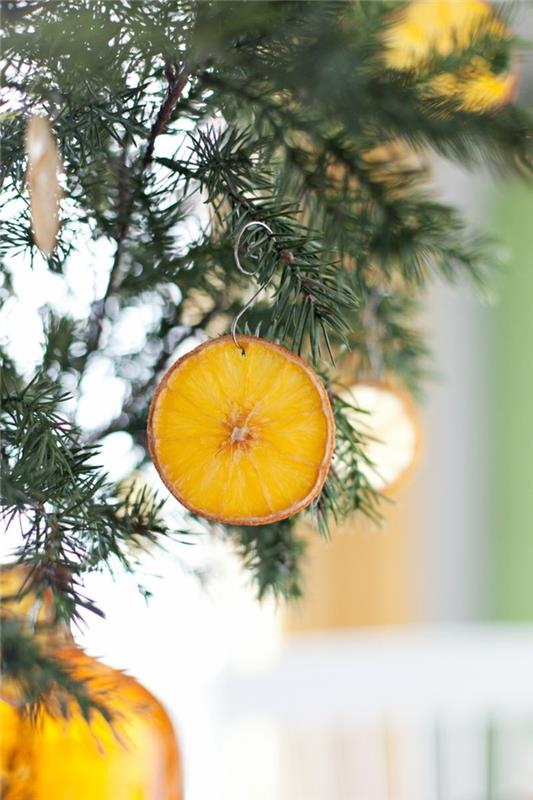 χριστουγεννιάτικα στολίδια με φυσικά υλικά πορτοκαλί με κανέλα χριστουγεννιάτικα στολίδια με φέτες πορτοκαλιού