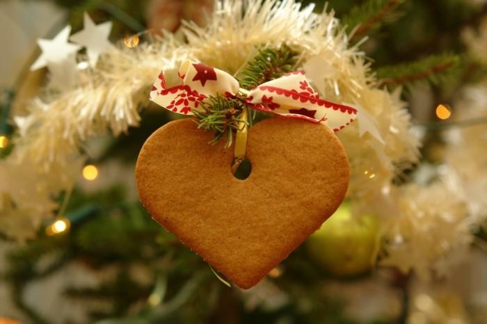 χριστουγεννιάτικα διακοσμητικά με φυσικά υλικά χριστουγεννιάτικα μπισκότα χριστουγεννιάτικα δέντρα διακοσμήσεις μελόψωμο καρδιά
