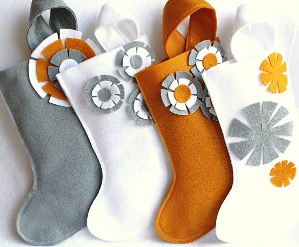 χριστουγεννιάτικες κάλτσες σε λευκό γκρι και ώχρα με στυλιζαρισμένα λουλούδια