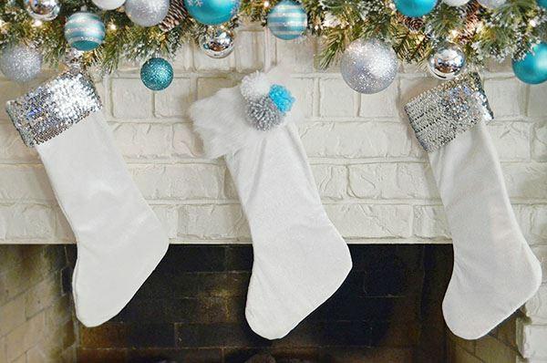 χριστουγεννιάτικες κάλτσες σε λευκό με λάμψη