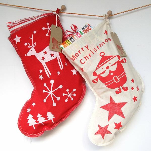 χριστουγεννιάτικες κάλτσες σε λευκό και κόκκινο με χειμωνιάτικα μοτίβα