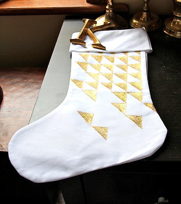 χριστουγεννιάτικες κάλτσες με χρυσή διακόσμηση και μονόγραμμα