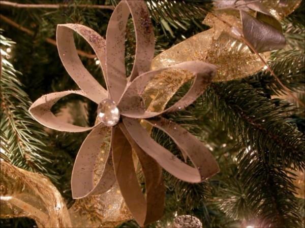 Φτιάξτε το δικό σας χριστουγεννιάτικο αστέρι από ρολά από χαρτί υγείας