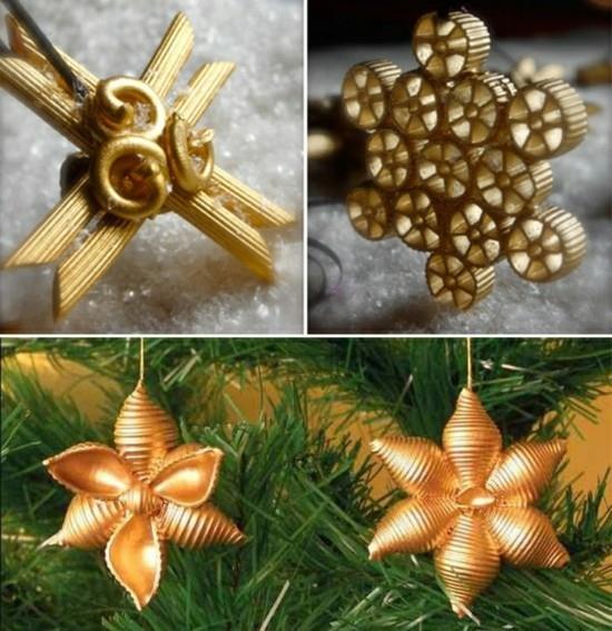 Χριστουγεννιάτικα αστέρια μπερδεύονται με χρυσό ζυμαρικών