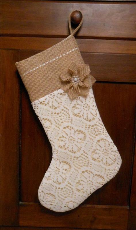 χριστουγεννιάτικες κάλτσες diy ιδέες χριστουγεννιάτικες κάλτσες λινό ύφασμα δαντέλα