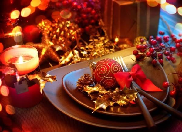 χριστουγεννιάτικο-τραπέζι-διακόσμηση-μπιχλιμπίδι-κόκκινη-κορδέλα-χρυσό αγκάθι παλάμη