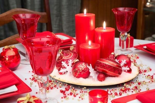 Χριστουγεννιάτικο-τραπέζι-διακόσμηση-τακτοποίηση-κόκκινο-Χριστουγεννιάτικο-μπαλάκια