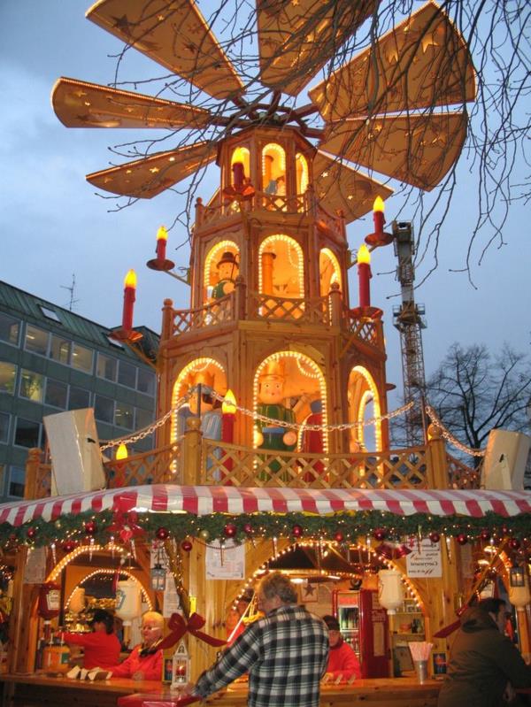 Χριστουγεννιάτικες διακοπές στη Γερμανία Χριστουγεννιάτικη αγορά Χριστουγεννιάτικη πυραμίδα