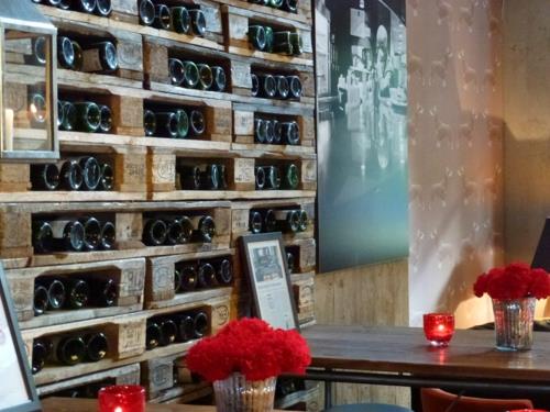 ράφι κρασιού από παλέτες ευρώ για οργάνωση μπουκαλιών κρασιού