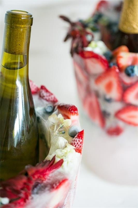 Iceυγείο πάγου κρασιού με φράουλες και λουλούδια