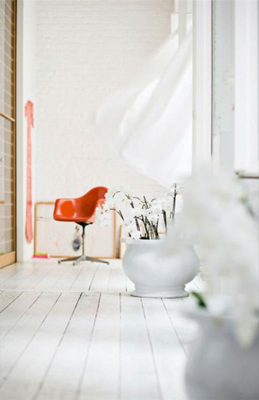 Λευκό εσωτερικό πορτοκαλί καρέκλα έμφαση πλαστική ιδέα ξύλινο πάτωμα