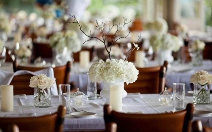 λευκά τριαντάφυλλα κλαδιά ορτανσίας ως διακόσμηση γαμήλιου τραπεζιού