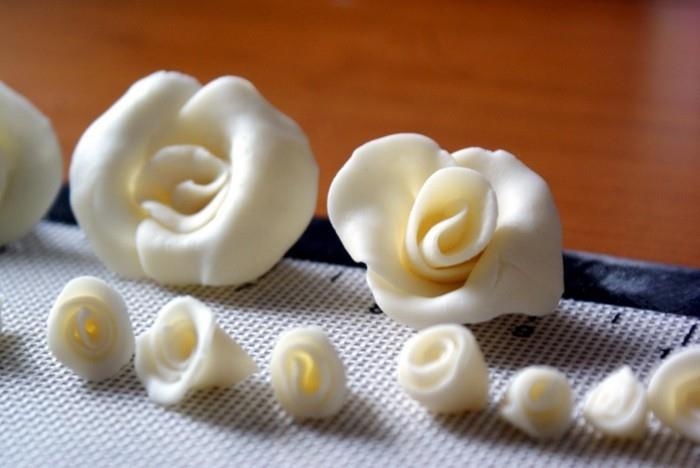 τριαντάφυλλα κουβερτούρας λευκής σοκολάτας από μοντέλο σοκολάτας