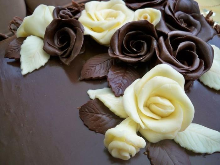 λευκά και μαύρα τριαντάφυλλα σοκολάτας ως διακόσμηση κέικ