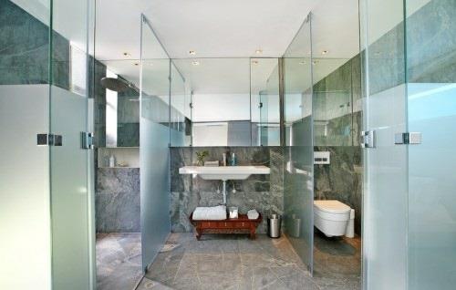 ιδέες για εγκαταστάσεις ευεξίας στο σπίτι γυάλινοι τοίχοι μπάνιου