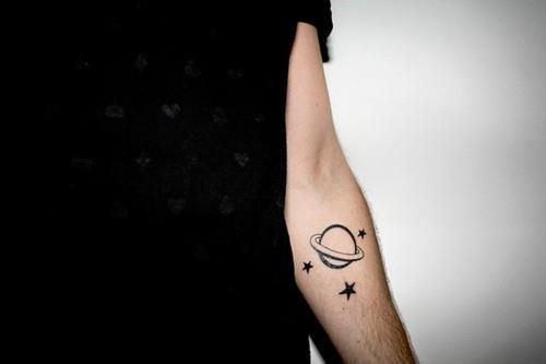 διαστημικός κρόνος μικρά τατουάζ άνδρες