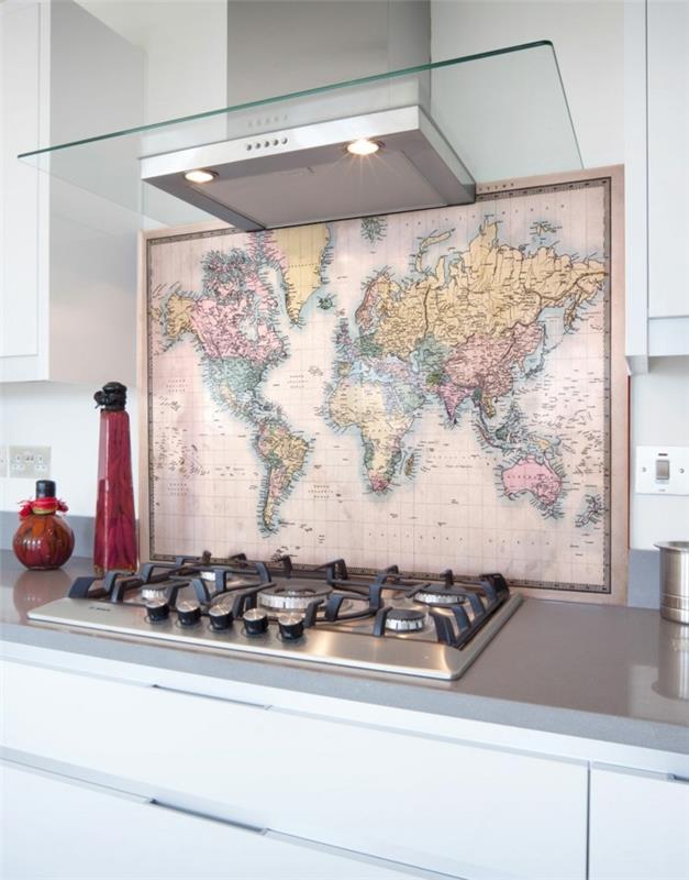 παγκόσμιος χάρτης τοίχος ασυνήθιστη κουζίνα πίσω τοίχος λευκά ντουλάπια κουζίνας