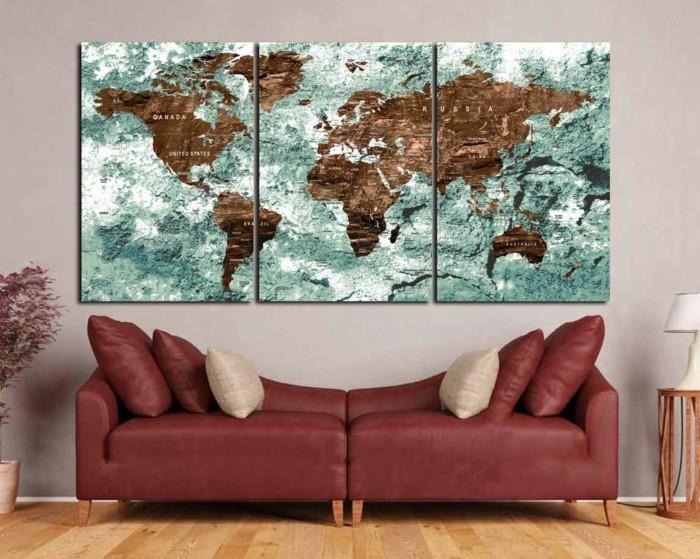 παγκόσμιος χάρτης τοίχος πάνω από τον κόκκινο καναπέ
