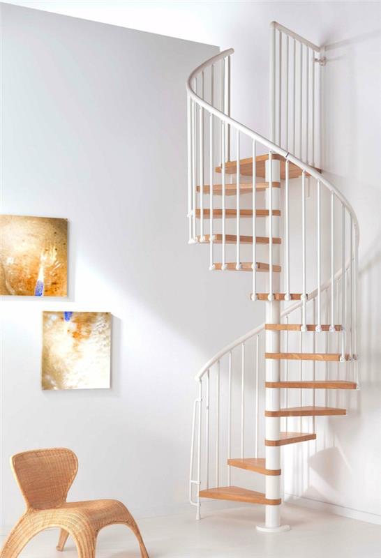 σπειροειδείς σκάλες ξύλινες σκάλες λευκό κιγκλίδωμα σκαλοπατιών
