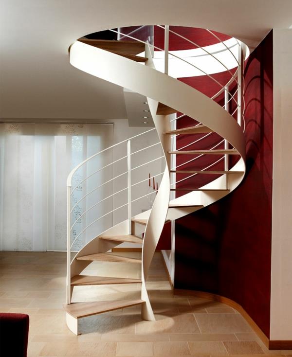 σπειροειδείς σκάλες μεταλλικές σκάλες σπειροειδής λευκός τοίχος χρώμα σκούρο κόκκινο