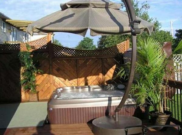 τζακούζι στην ομπρέλα του κήπου οθόνη απορρήτου