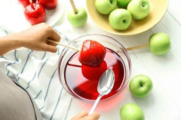 πώς μπορείτε να φτιάξετε μόνοι σας ζαχαρωμένα μήλα