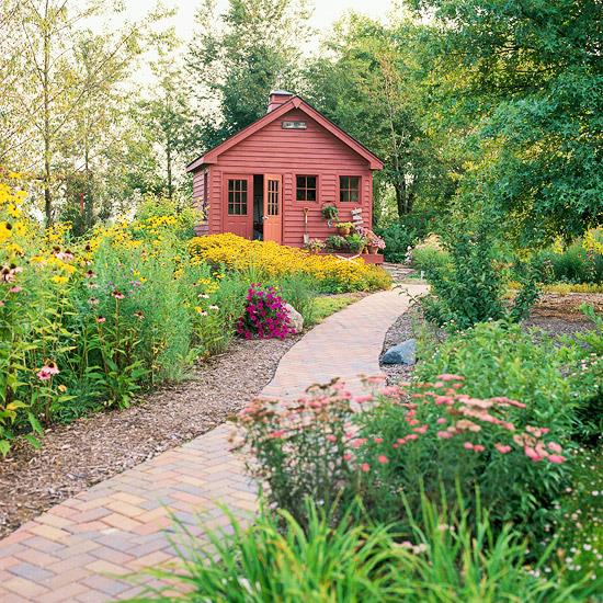 άγριος βιότοπος στον κήπο σπίτι ροζ ξύλο μονοπάτι