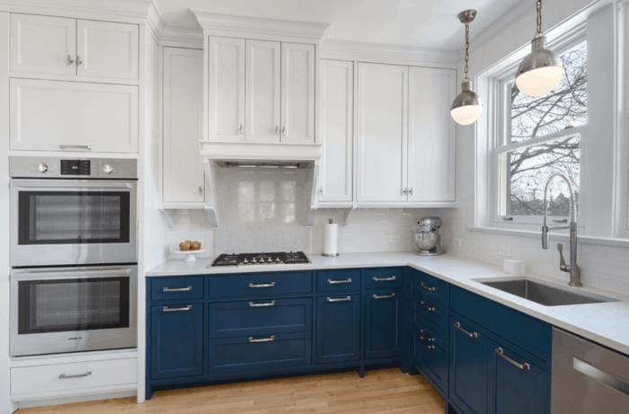 γωνιακή κουζίνα συνδυάζουν μπλε ντουλάπια κουζίνας με λευκές μονάδες τοίχου
