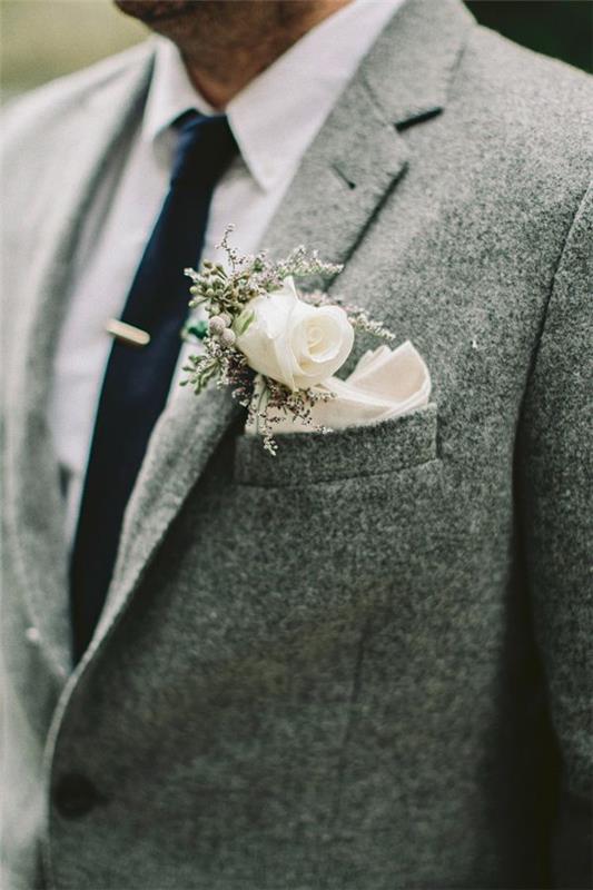 χειμωνιάτικος γάμος λευκά τριαντάφυλλα μούρα καρφίτσες γάμου