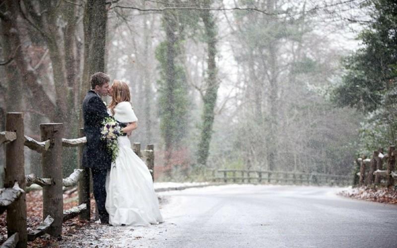 χειμωνιάτικες γαμήλιες φωτογραφίες γάμου ιδέα στο δάσος χιονιού νύφη και γαμπρός