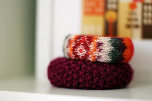 βραχιόλια χειμερινής μόδας με πολύχρωμα πλεκτά υφάσματα