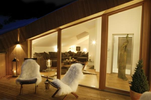χειμερινή βεράντα βεράντα σχεδιασμός ξύλινη βεράντα δαπέδου που στήνονται καρέκλες γούνινα μαξιλάρια