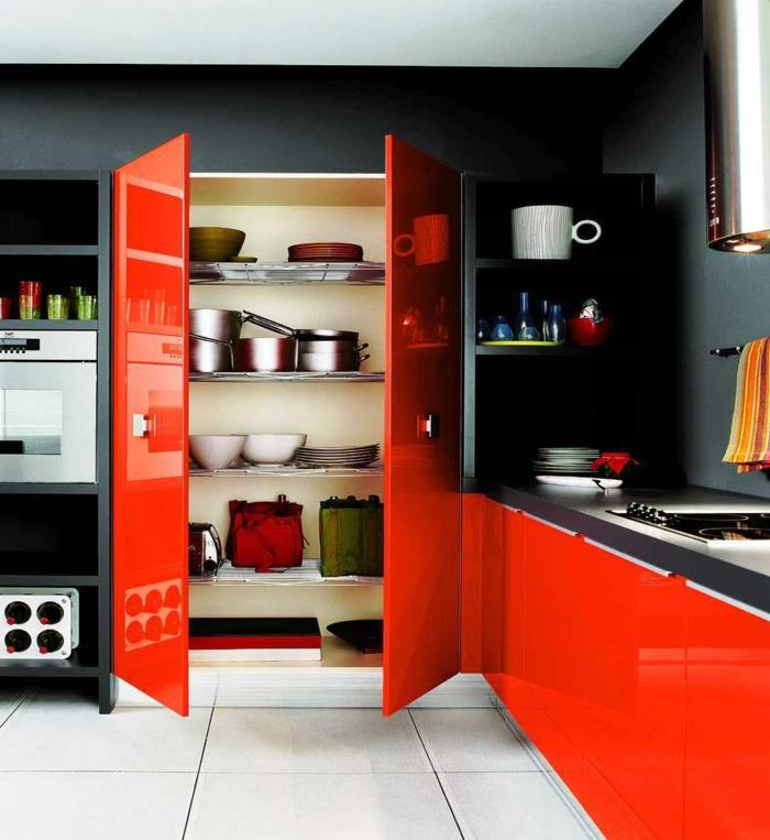 βαφή τοίχου βαφή κουζίνας τοίχοι ιδέες κουζίνα μαύρη βαφή τοίχου κόκκινα έπιπλα κουζίνας λευκά πλακάκια δαπέδου