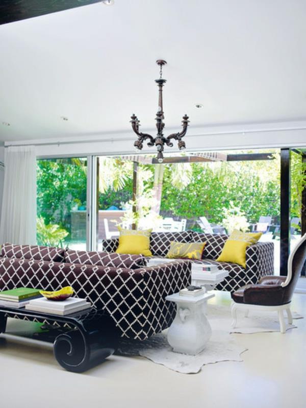 καναπέδες με επικαλυμμένα έπιπλα, μαξιλάρια κίτρινα επικαλυμμένα έπιπλα και καθιστικό