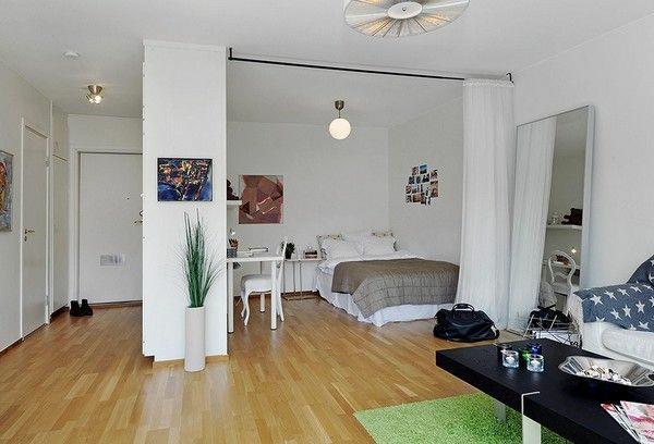 Διαμέρισμα ενός δωματίου με κρεβάτι με κουρτίνες και τραπέζι οθόνης