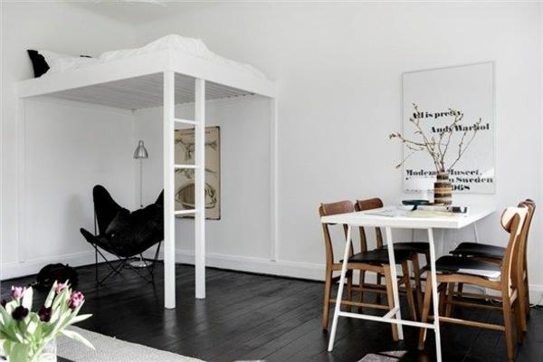 Επιπλωμένο διαμέρισμα ενός δωματίου με λευκή σοφίτα με σκαλοπάτια τραπεζαρία