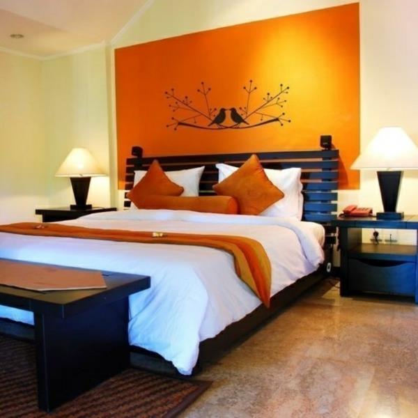 ιδέες χρώματος κρεβατοκάμαρα πορτοκαλί τοίχο ταπετσαρία κρεβάτι πάγκος κρεβατιού