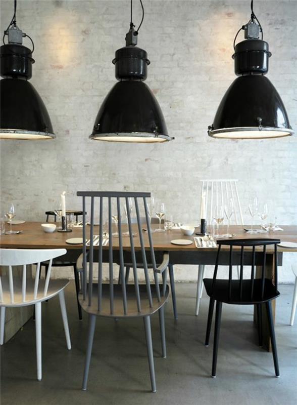 ζωντανές ιδέες μεγάλες αμπαζούρ τραπεζαρία διαφορετικές καρέκλες τοίχο από τούβλα