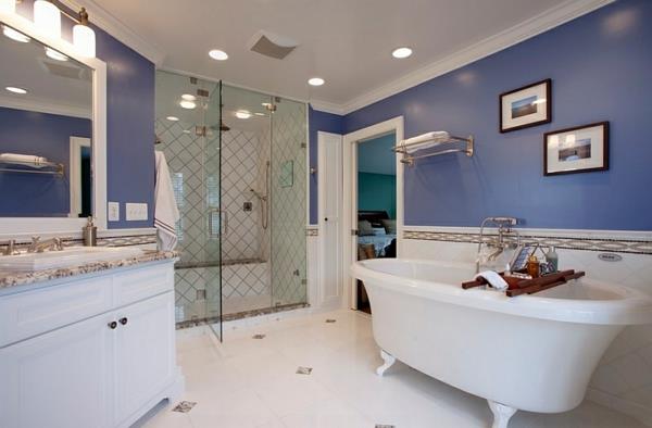 εσωτερική διακόσμηση μπλε και άσπρη ανεξάρτητη μπανιέρα μπάνιου