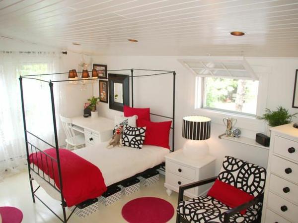 ιδέες διαβίωσης νεανικό δωμάτιο επιπλωμένο με κεκλιμένες κλίσεις με κρεβάτι με ουρανό και κόκκινες πινελιές