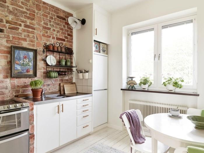 ζωντανές ιδέες τοίχος από τούβλα κουζίνας και λευκά ντουλάπια κουζίνας με ελαφρύ δάπεδο