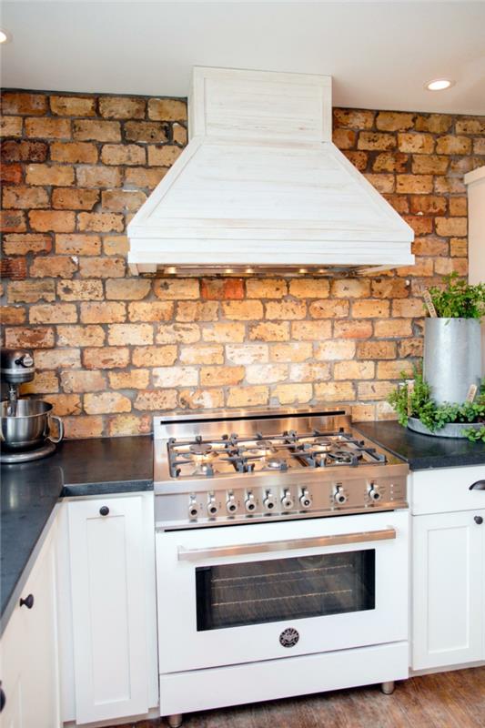 ζωντανές ιδέες τοίχος από τούβλα κουζίνας και λευκά ντουλάπια κουζίνας