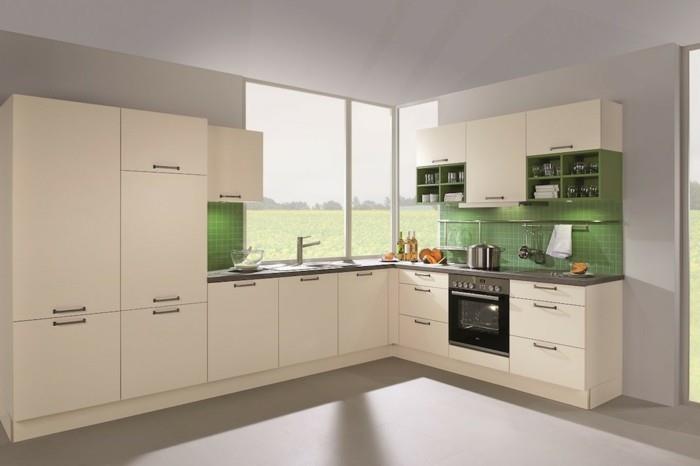 ζωντανές ιδέες κουζίνα κρέμα ντουλάπια κουζίνας πράσινη κουζίνα πίσω τοίχος ανοιχτό γκρι χρώμα τοίχου