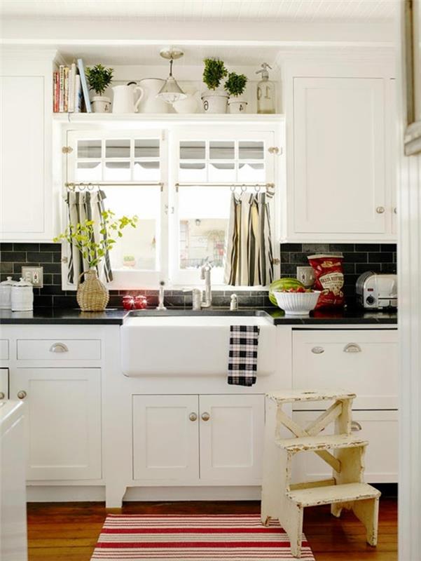 ζωντανές ιδέες κουζίνα deco χαλί δρομέας λευκά ντουλάπια κουζίνας μαύρη κουζίνα πίσω τοίχος