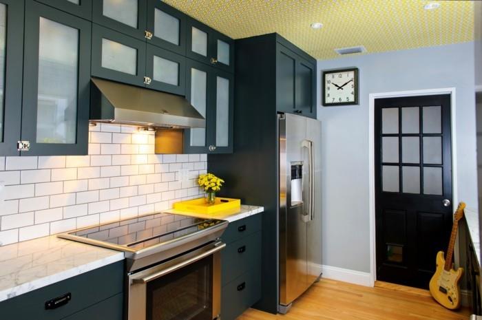 ζωντανές ιδέες κουζίνα κίτρινες προθέσεις ανοιχτό γκρι τοίχους