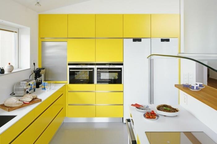ιδέες διαβίωσης κουζίνα κίτρινα ντουλάπια κουζίνας που στήνουν μια μικρή κεκλιμένη οροφή κουζίνας