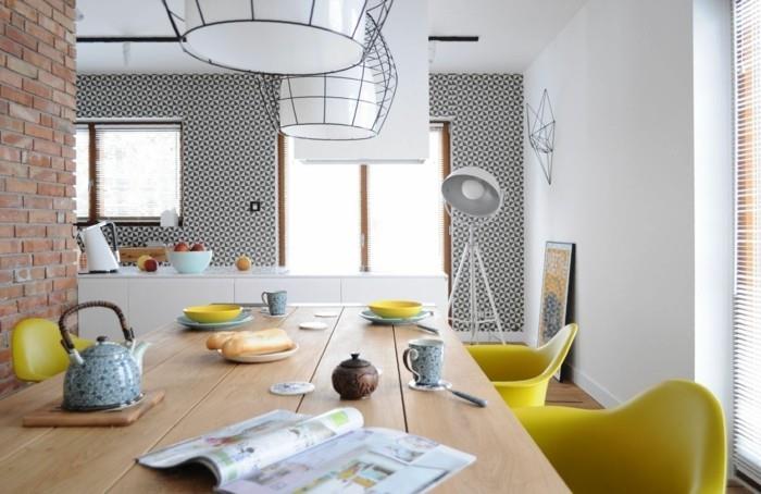 ζωντανές ιδέες κουζίνα ξύλινο τραπέζι κίτρινες καρέκλες τοίχος από τούβλα