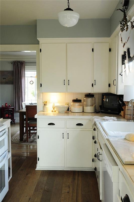ιδέες διαβίωσης κουζίνα μικρή κουζίνα επίπλωση λευκά ντουλάπια κουζίνας λαβές