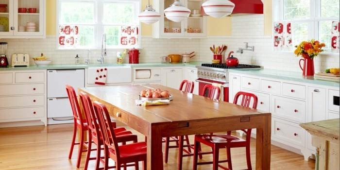 ζωντανές ιδέες κουζίνα κόκκινες προφορές ξύλινο τραπέζι ανοιχτό κίτρινο χρώμα τοίχου