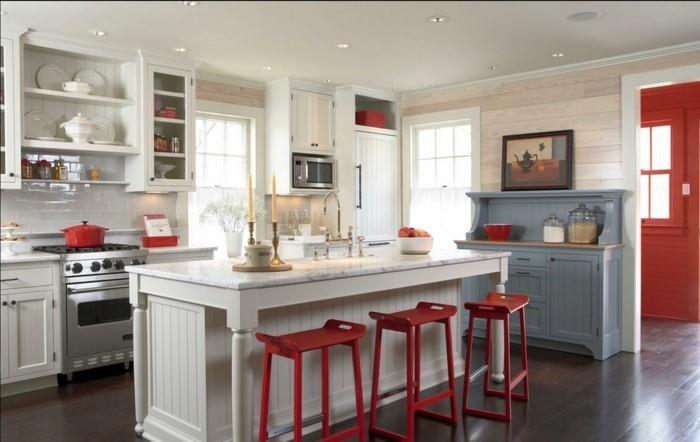 ιδέες διαβίωσης κουζίνα κόκκινα σκαμπό μπαρ λευκά έπιπλα κουζίνας χωνευτά φωτιστικά σκούρο πάτωμα